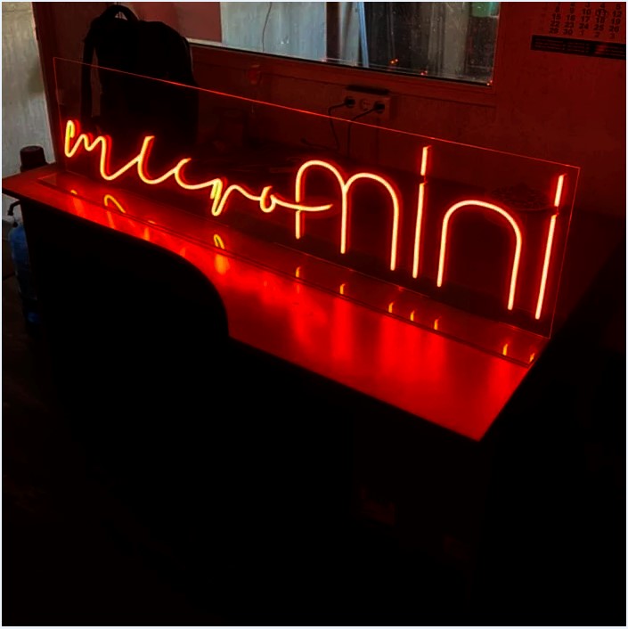 Букви на акрилі з неону