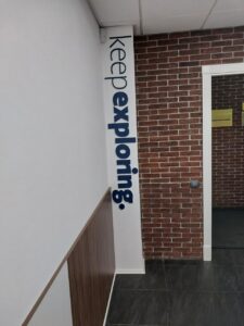Пластикові букви без об'єму на стіні