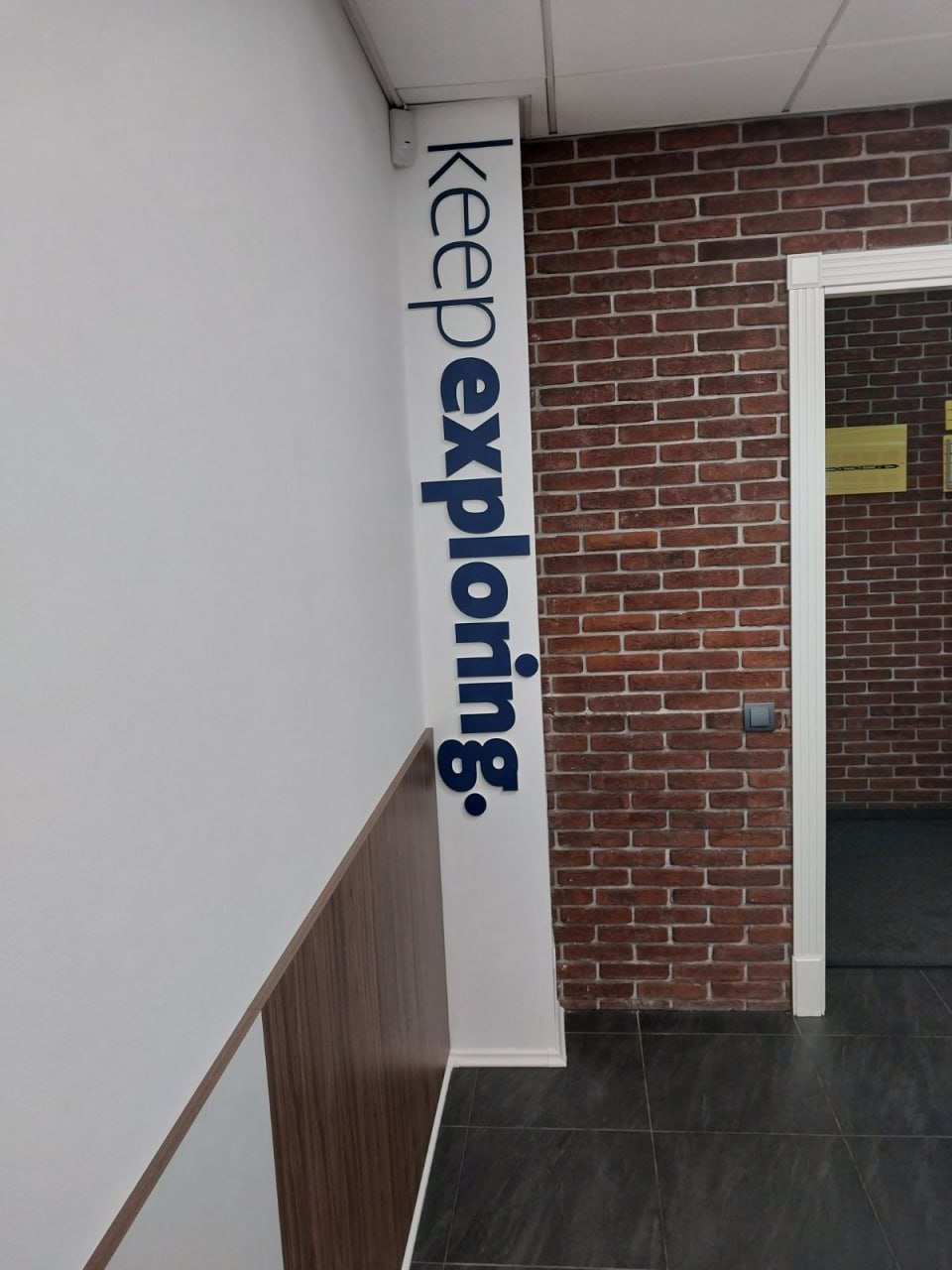 Пластикові букви без об'єму на стіні